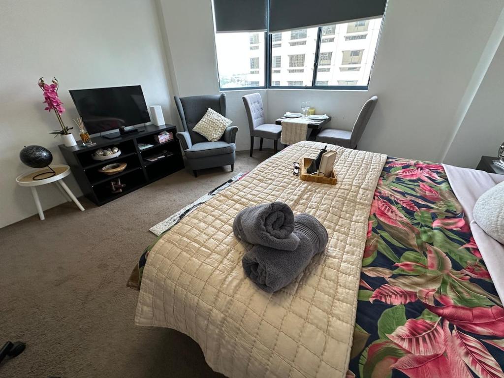 een slaapkamer met een bed met een handdoek erop bij Super comfortable quiet room in Sydney