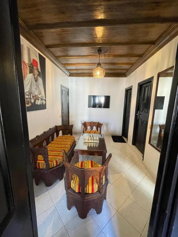 ein Zimmer mit zwei Betten und einem Tisch und Stühlen in der Unterkunft Suite des lumières Al Malaki Offre Spéciale front Mer, Zéro Surprise- l'Accueil Aéroport & Service Cuisine si besoin de Tranquillité Totale in Rabat