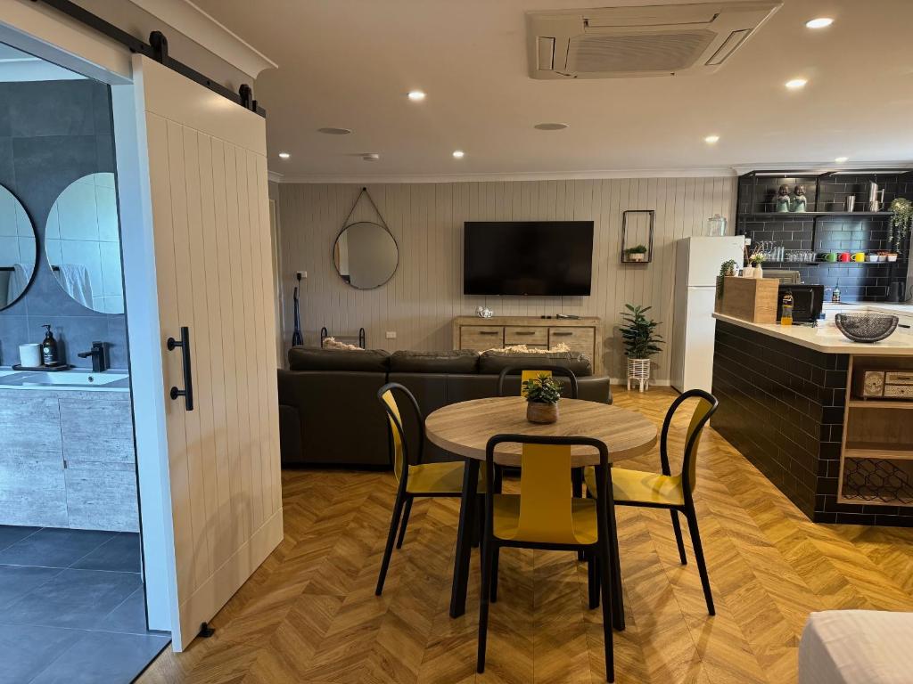 Kuchyň nebo kuchyňský kout v ubytování Raintree Motel Biloela
