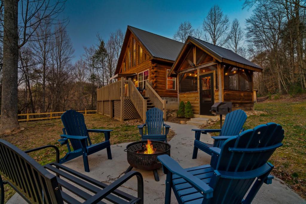 eine Sitzgruppe vor einem Blockhaus in der Unterkunft Woodland Ridge - Private 3 Bedrooms with Hot Tub in Sevierville