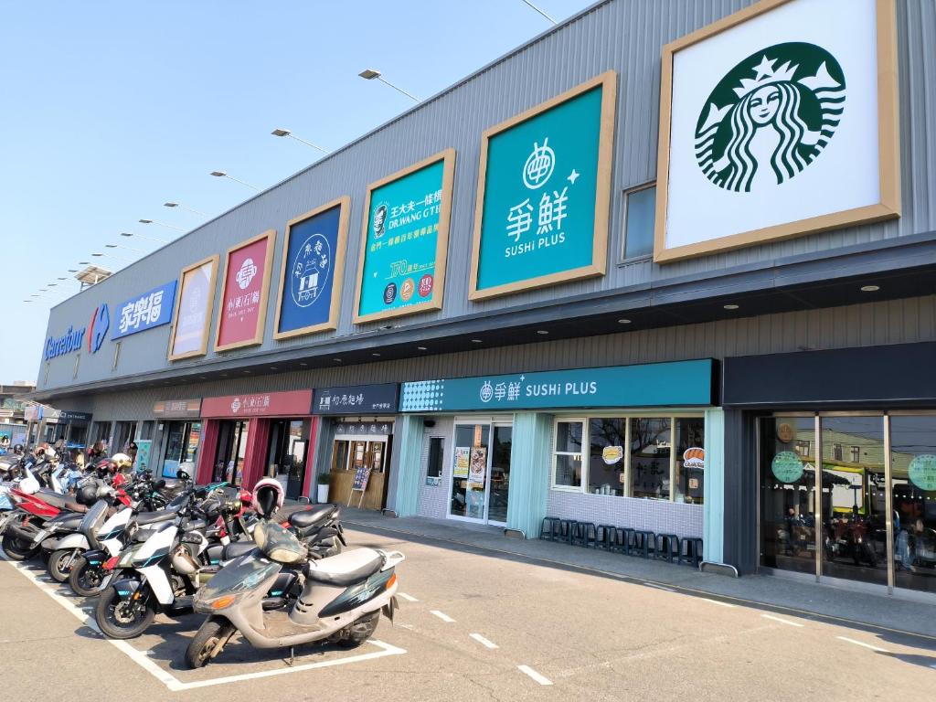 a row of motorcycles parked in front of a store at Kinmen Fujian Homestay in Tung-chou