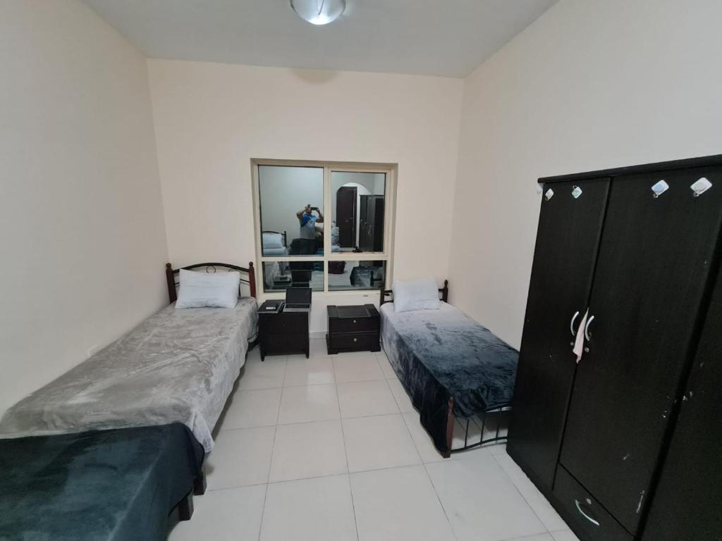 Postel nebo postele na pokoji v ubytování سكن شباب بالتعاون - ALEX Hostel - Sharjah