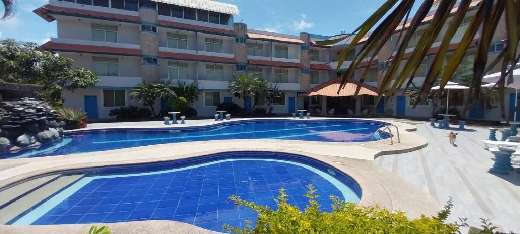 Bazén v ubytování Aparthotel Bernabeth nebo v jeho okolí