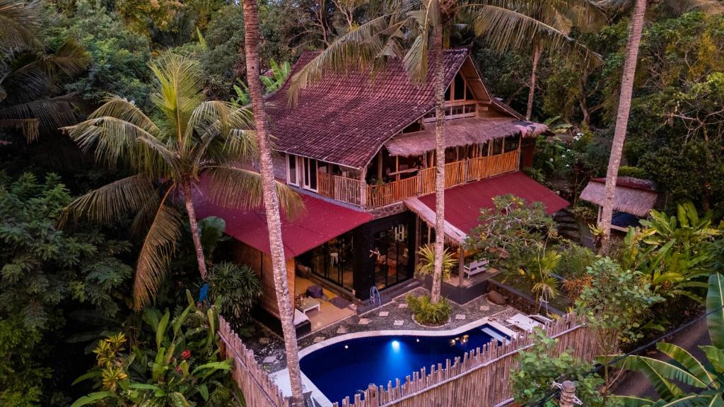 een luchtzicht op een huis in de jungle bij Unique Balian beach house in Antasari
