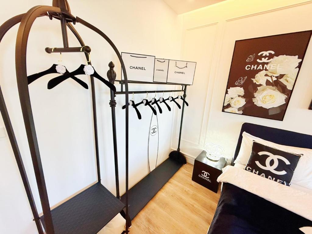 a room with a black and white room with a bed at 光嶼海溫泉海景無邊際泳池豪華套房 in Hsin-hsing