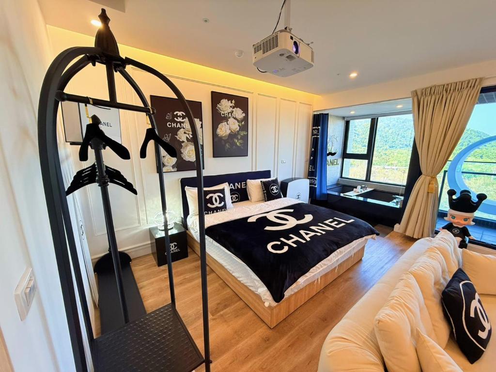 a bedroom with a bed and a couch at 光嶼海溫泉海景無邊際泳池豪華套房 in Hsin-hsing