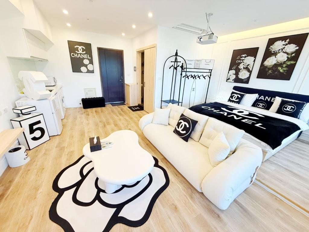 a living room with a couch and a bed at 光嶼海溫泉海景無邊際泳池豪華套房 in Hsin-hsing
