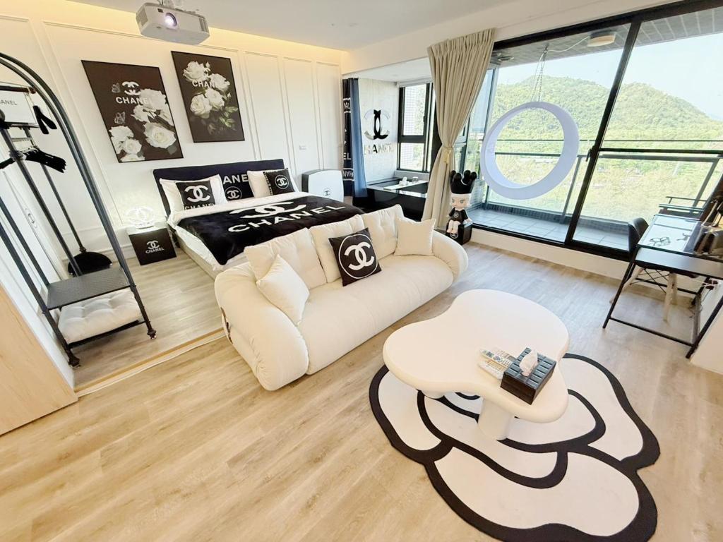 a living room with a couch and a table at 光嶼海溫泉海景無邊際泳池豪華套房 in Hsin-hsing