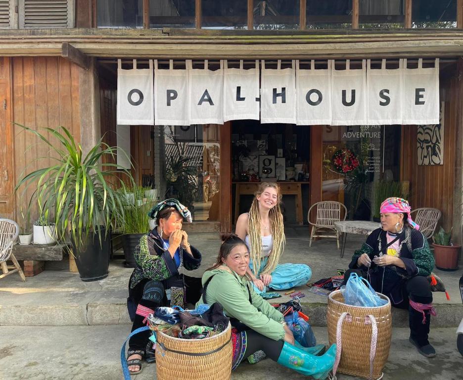 Tetamu yang menginap di Opal House Ta Van
