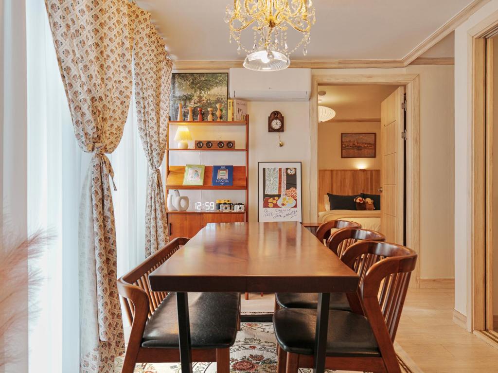 una sala da pranzo con tavolo e sedie di Maru house a Seul