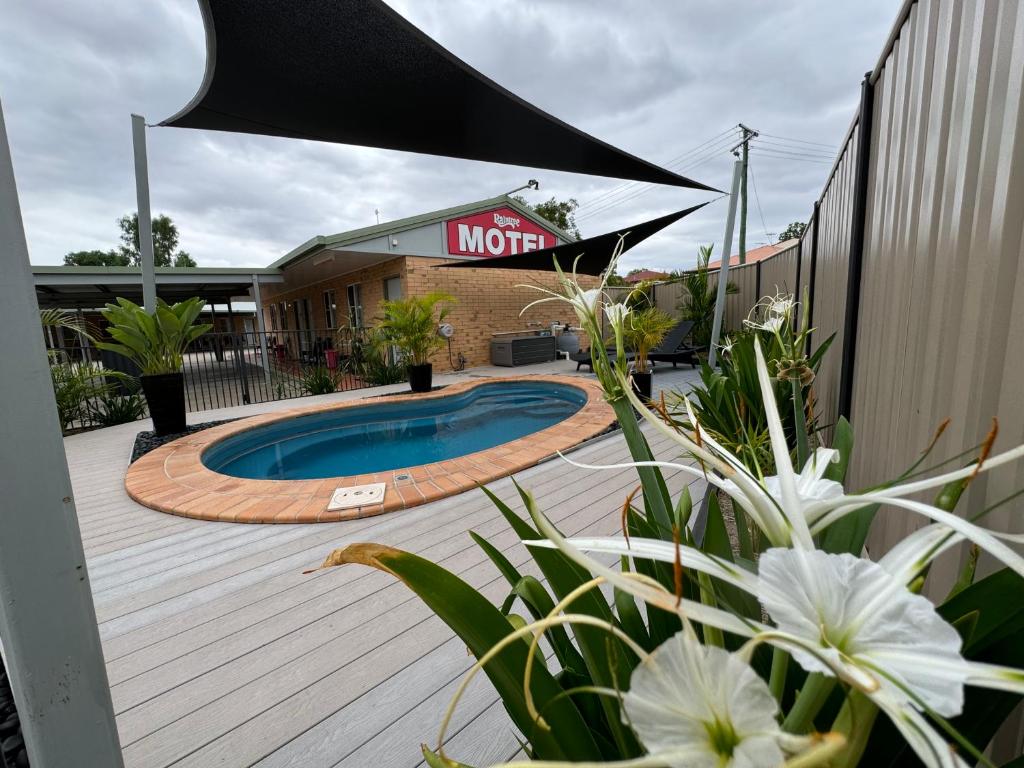 Bazén v ubytování Raintree Motel Biloela nebo v jeho okolí