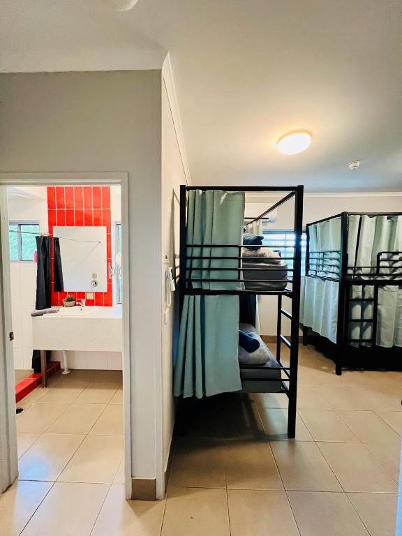 Postel nebo postele na pokoji v ubytování Noosa Flashpackers