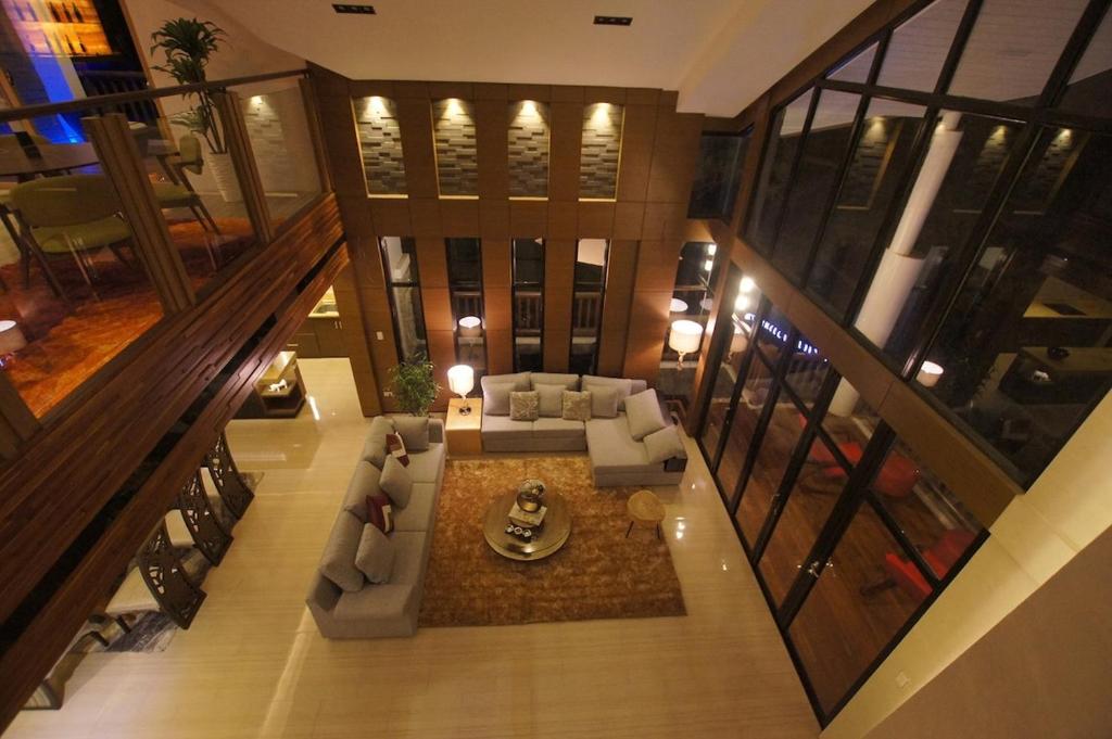 Χώρος καθιστικού στο One House 10BR