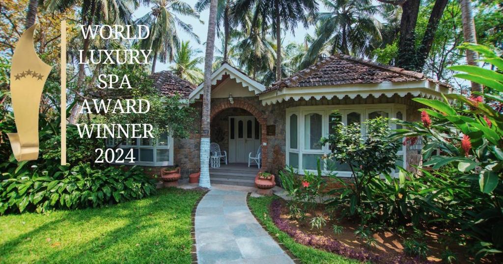 una casa con un cartello che legge il vincitore del premio World Whisey Spa di Kairali - The Ayurvedic Healing Village a Palakkad