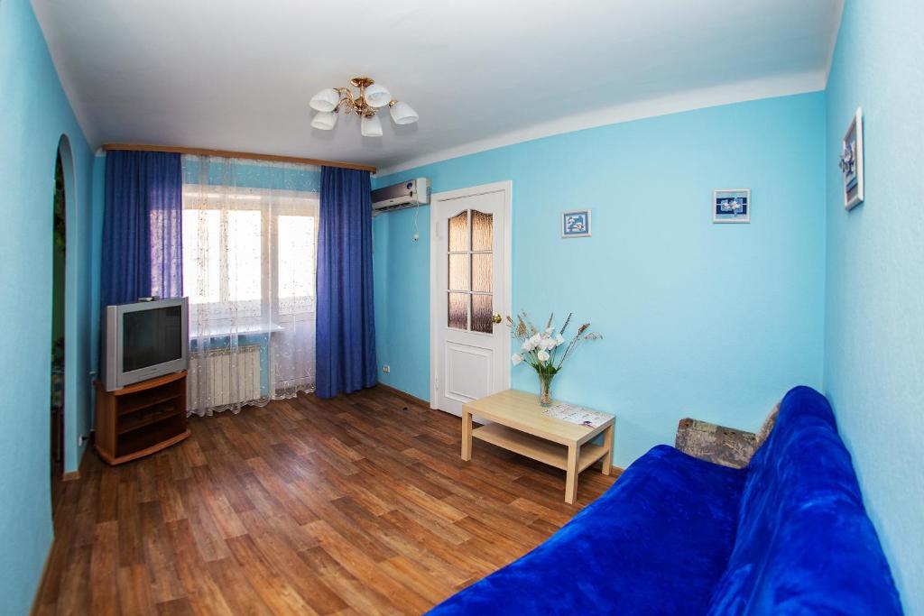 ノヴォシビルスクにあるNSK-Kvartirka, apartment Marksa 10の青いリビングルーム(青いソファ、テレビ付)