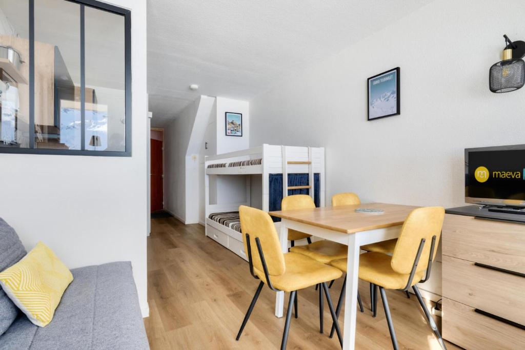 une salle à manger avec une table et des chaises dans l'établissement Résidence Le Tourmalet - maeva Home - Studio au pied des pistes 4 personnes - Prestige - super Home MAE-9931, à La Mongie