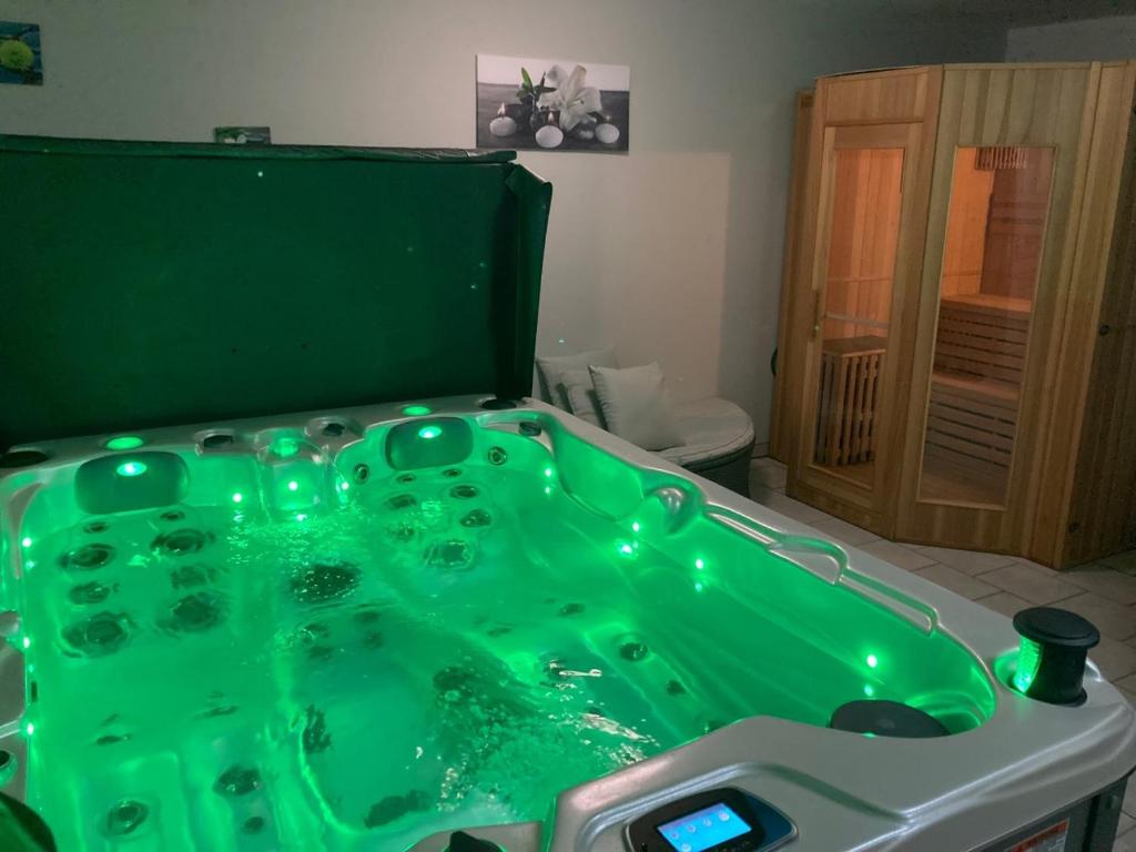 y baño con bañera verde. en Aparthotel Des 2 Caps, en Ambleteuse