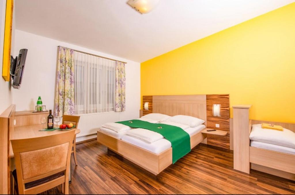 Postel nebo postele na pokoji v ubytování Winzerhof Gästehaus Steinbatz