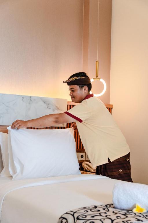 Postel nebo postele na pokoji v ubytování Ayers Hotel&Resto