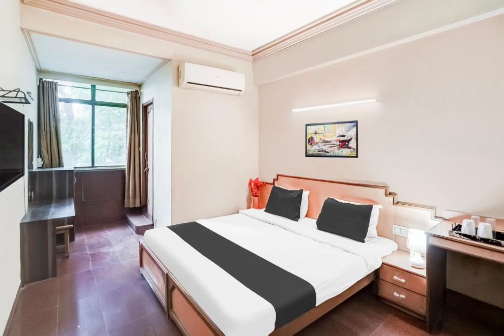 Postel nebo postele na pokoji v ubytování Super Hotel O Jamalpur Ahmedabad Formerly Hotel Peace