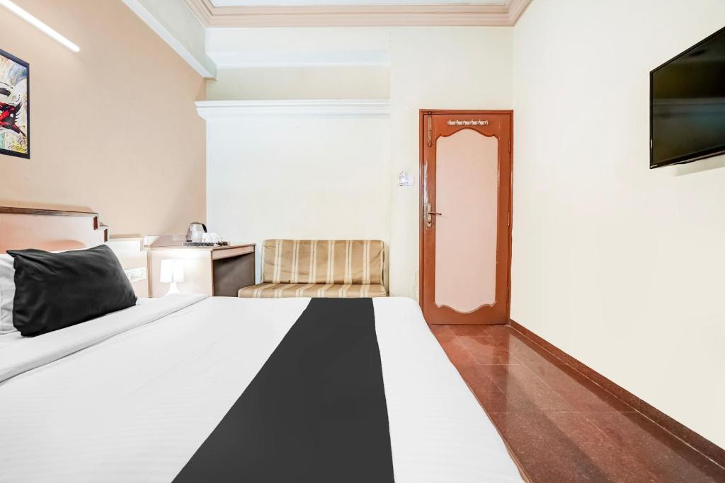 Postel nebo postele na pokoji v ubytování Super Hotel O Jamalpur Ahmedabad Formerly Hotel Peace