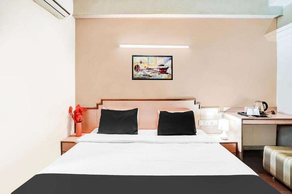 Postel nebo postele na pokoji v ubytování Super Hotel O Jamalpur Ahmedabad Formerly Hotel Peace