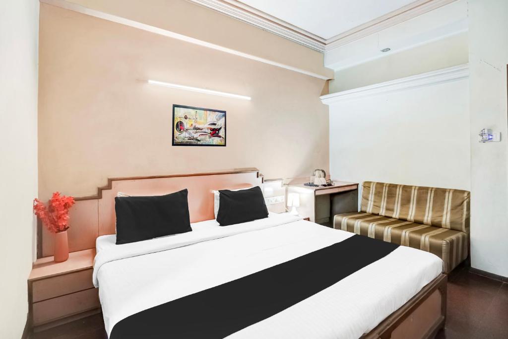 Postel nebo postele na pokoji v ubytování Super Hotel O Jamalpur Ahmedabad Formerly Hotel Peace