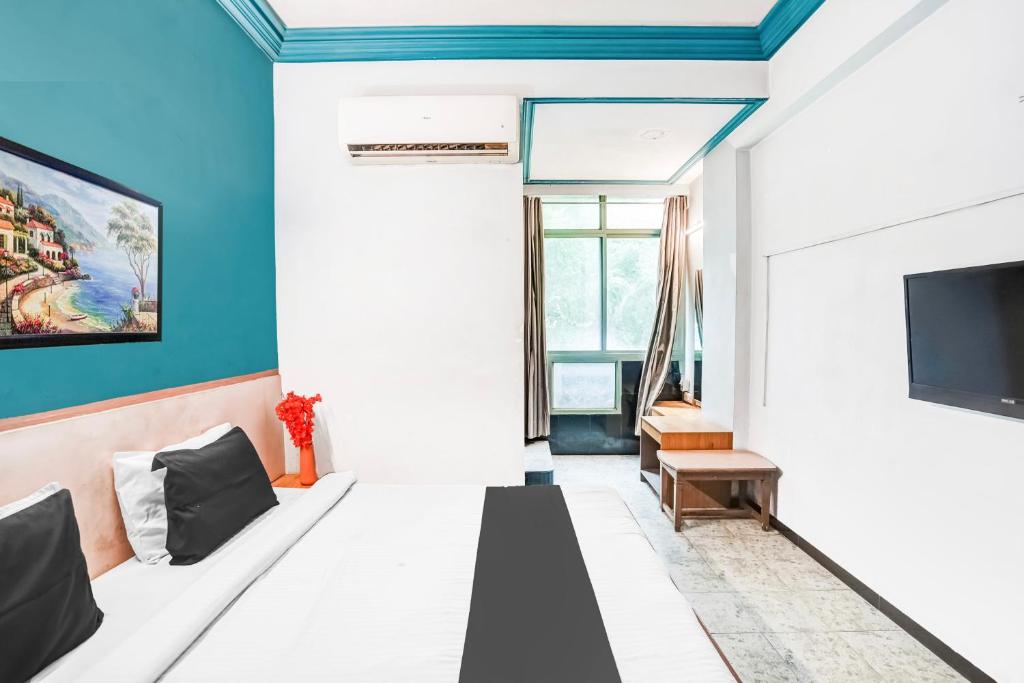 Postel nebo postele na pokoji v ubytování Super Hotel O Jamalpur Ahmedabad Formerly Hotel Peace