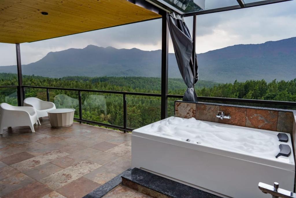 Nespecifikovaný výhled na hory nebo výhled na hory při pohledu z luxury tent