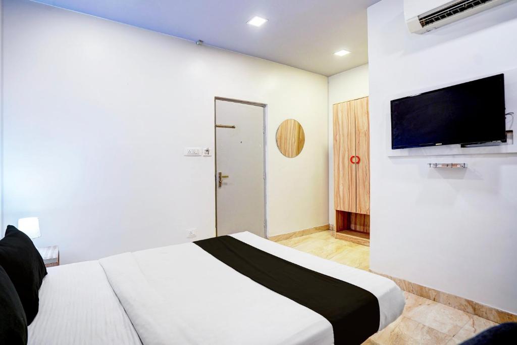 TV a/nebo společenská místnost v ubytování Super Hotel O Katol Road Friends Colony