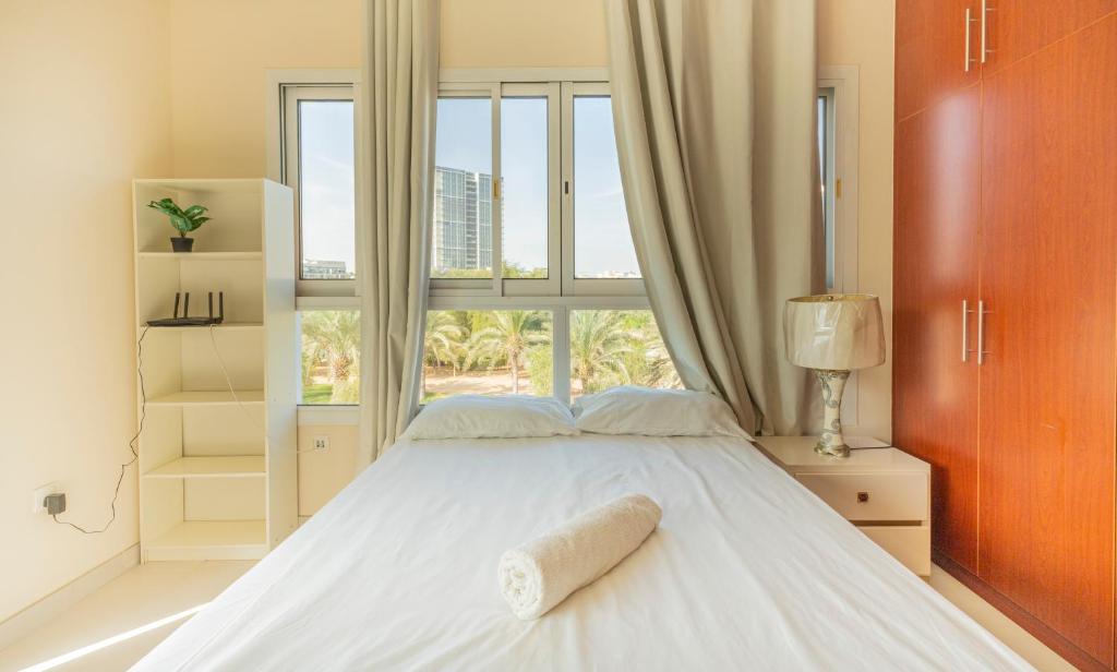 Postel nebo postele na pokoji v ubytování luxurious miracle home