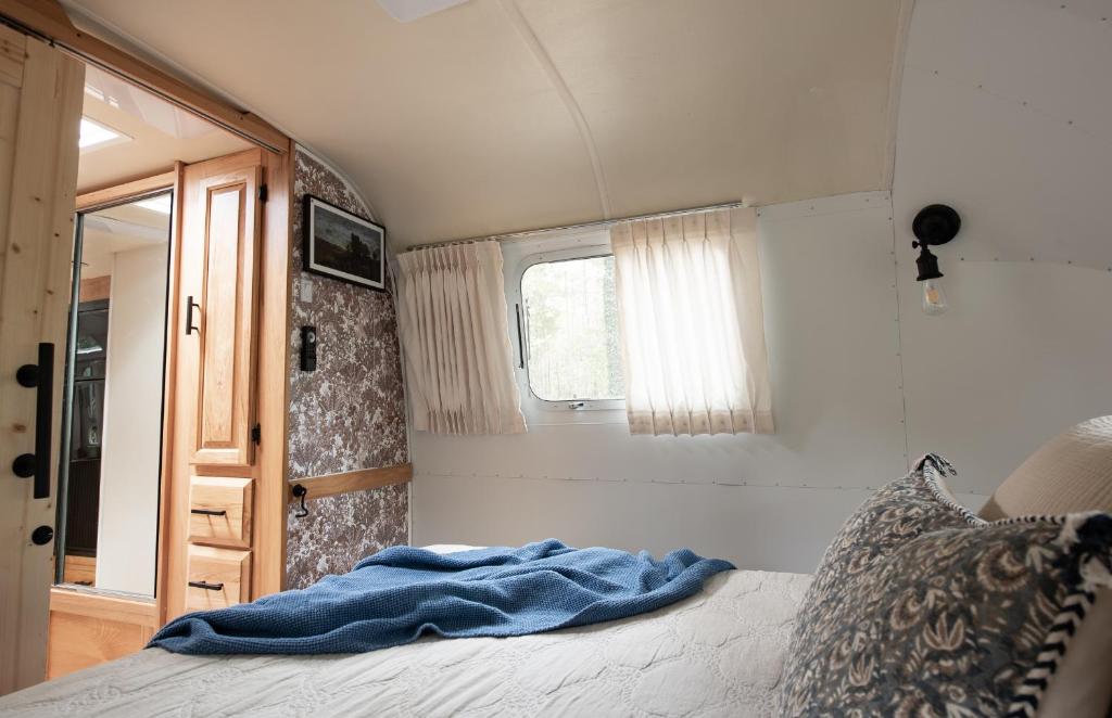 Postel nebo postele na pokoji v ubytování Cozy Lakefront Airstream - Private Deck and Firepit - Sleeps 6