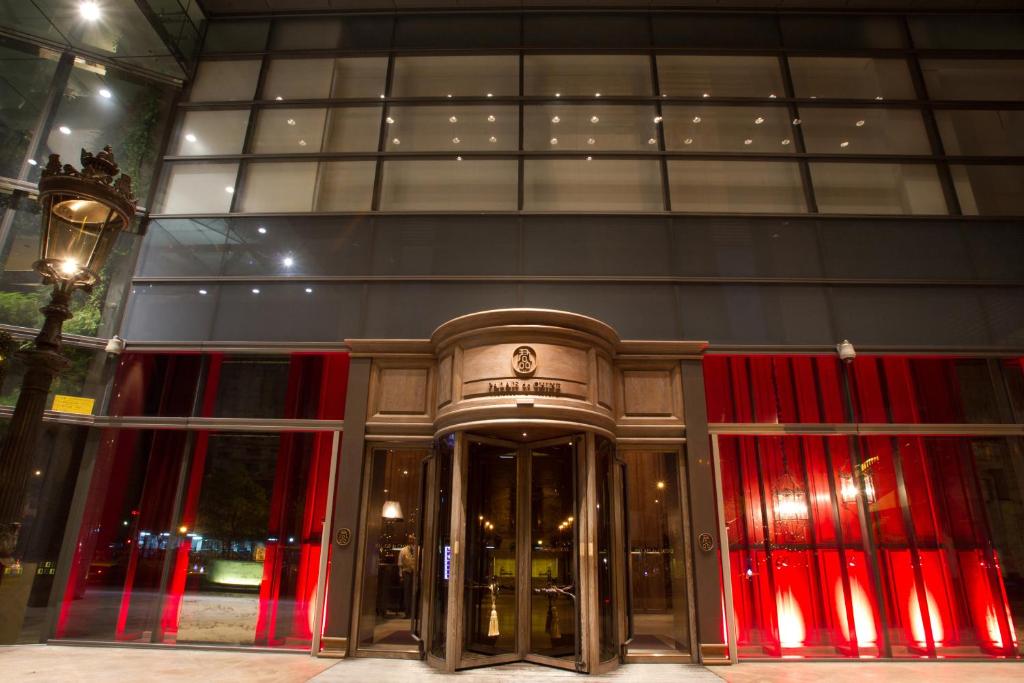 台北市にあるPalais de Chine Hotelの回転ドアがある建物