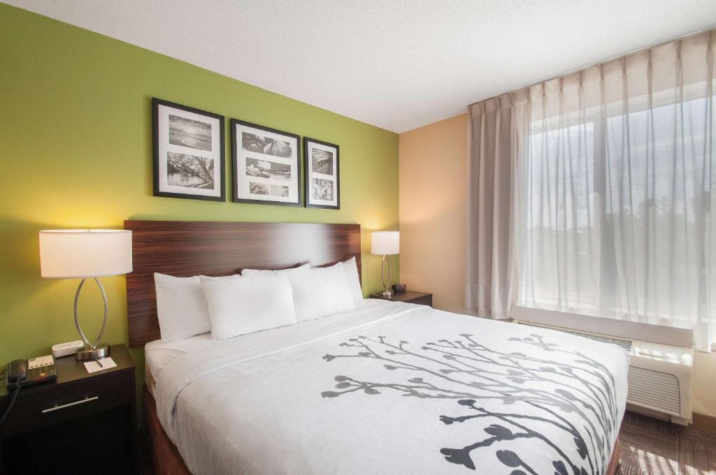 Postel nebo postele na pokoji v ubytování Sleep Inn & Suites