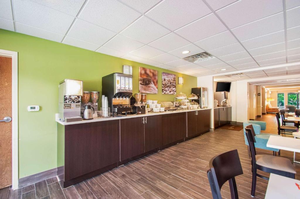 Kuchyň nebo kuchyňský kout v ubytování Sleep Inn & Suites