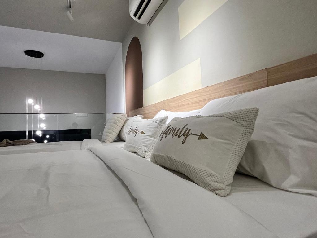 Tempat tidur dalam kamar di Residensi Agile Delima by Times 8