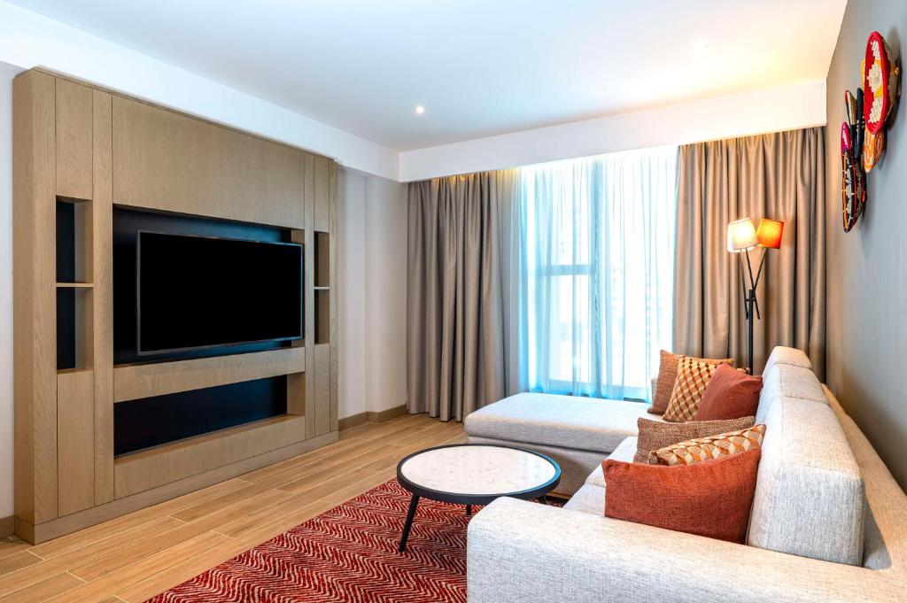 TV a/nebo společenská místnost v ubytování Hyatt House Nairobi Westlands