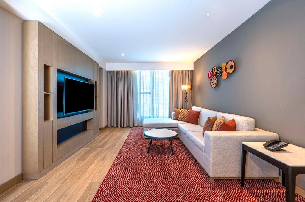 TV a/nebo společenská místnost v ubytování Hyatt House Nairobi Westlands