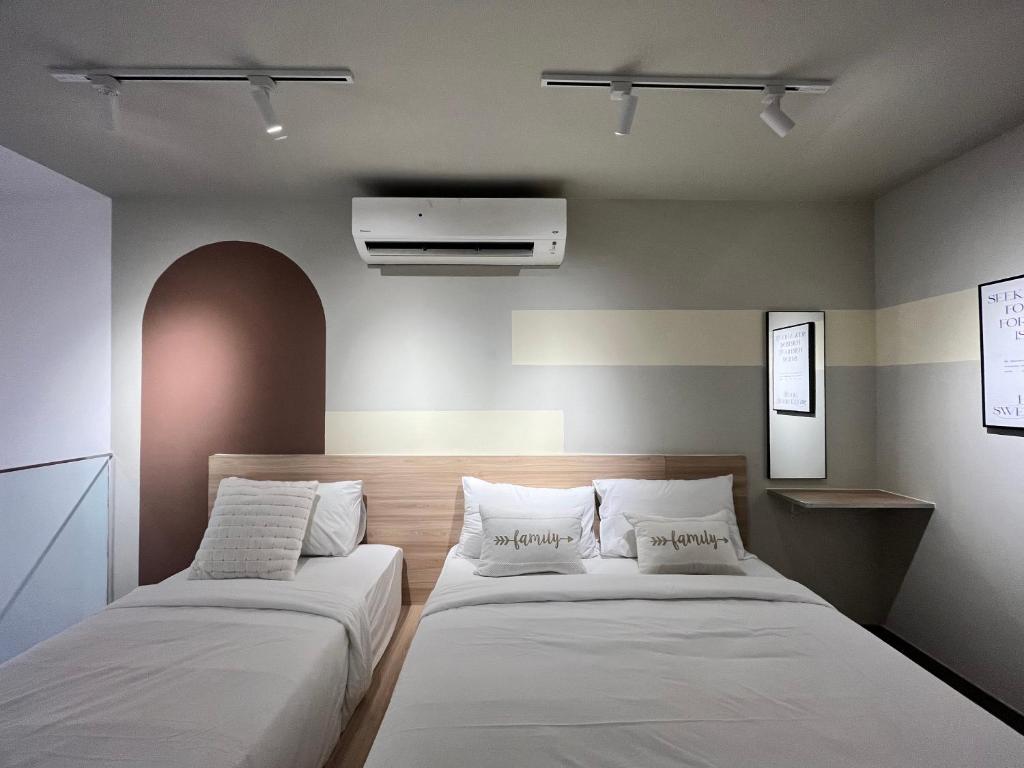 Tempat tidur dalam kamar di Residensi Agile Delima by Times 8