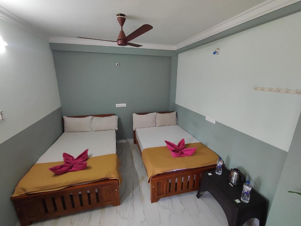 Postel nebo postele na pokoji v ubytování Sri Aksha Residency