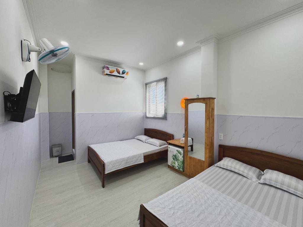 Giường trong phòng chung tại Nhà Nghỉ Phố Biển Phan Thiết