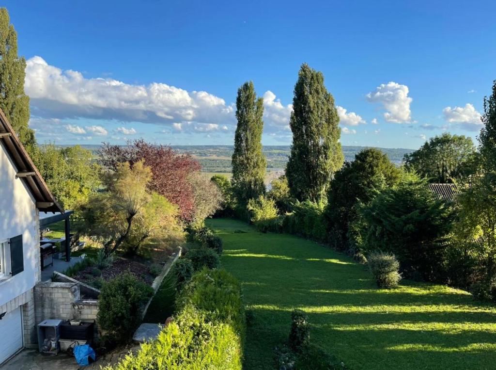 - une vue aérienne sur un jardin arboré dans l'établissement Grande Maison dans la nature et le calme, à Juziers