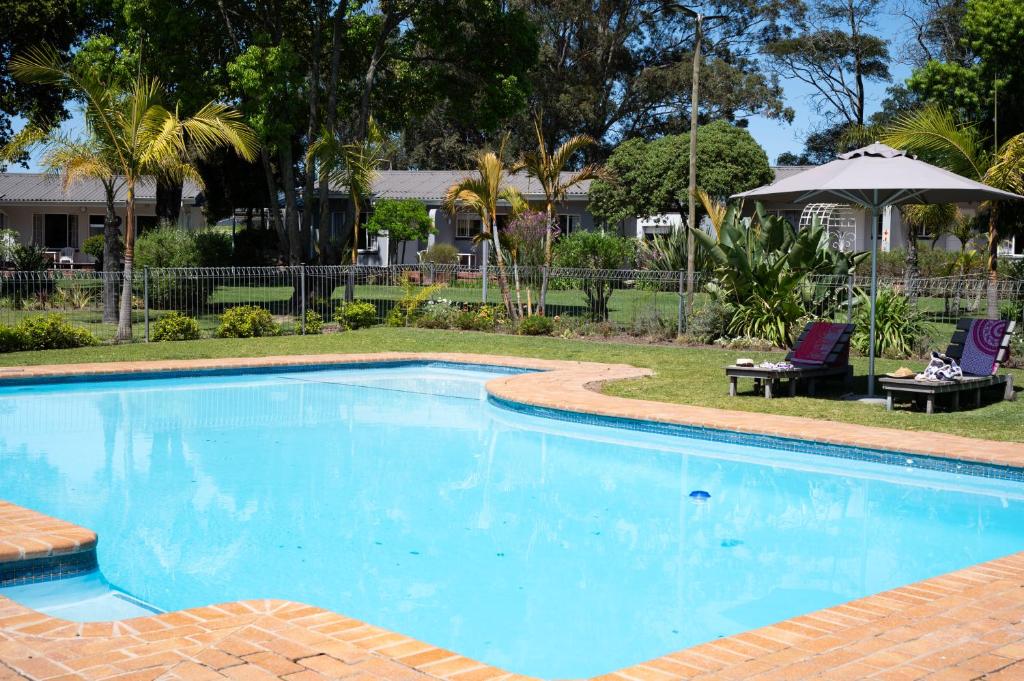 Piscine de l'établissement Pine Lodge George ou située à proximité