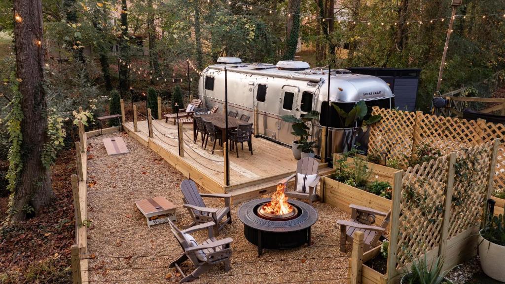 Zahrada ubytování Cozy Lakefront Airstream - Private Deck and Firepit - Sleeps 6