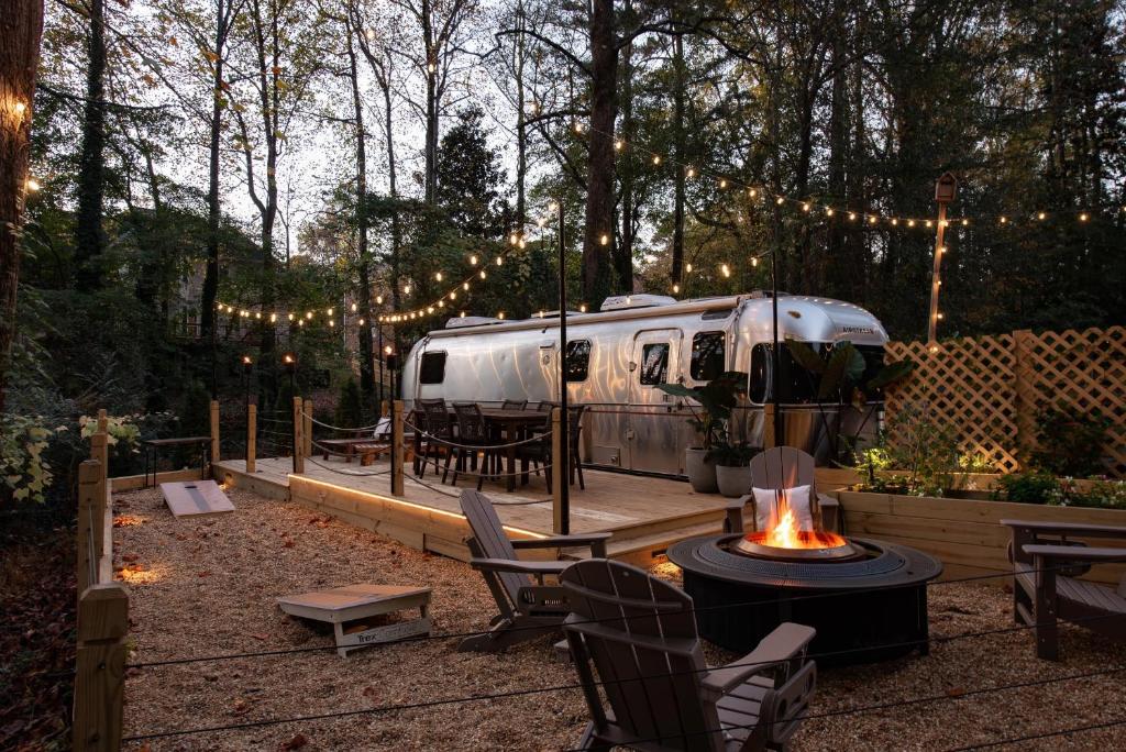 Zahrada ubytování Cozy Lakefront Airstream - Private Deck and Firepit - Sleeps 6