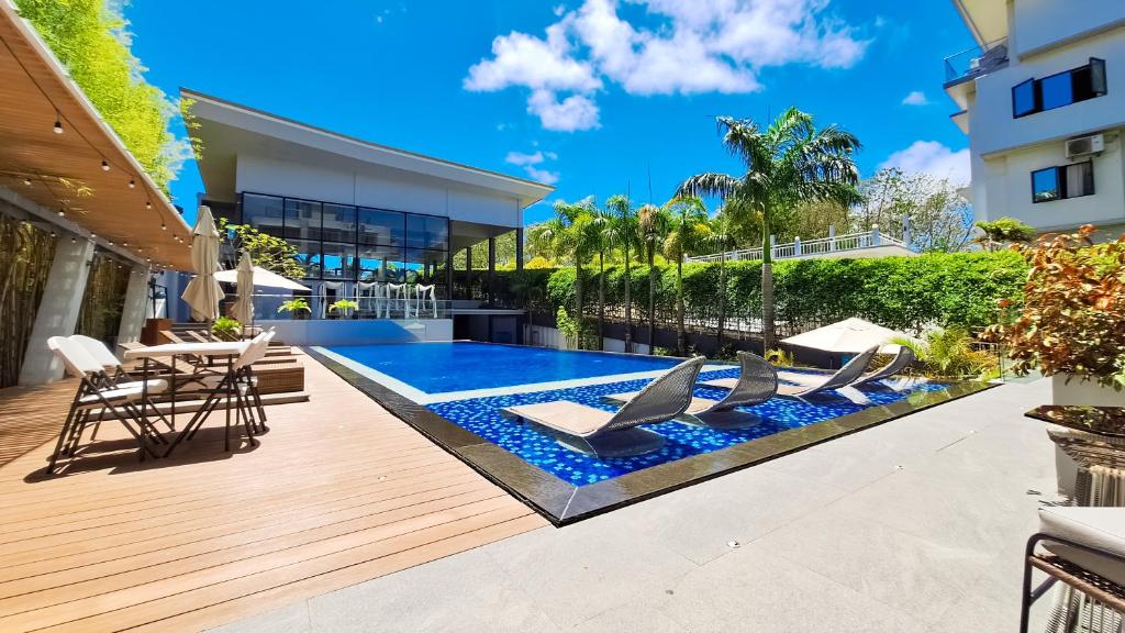 Bazén v ubytování Pinnacle Boracay nebo v jeho okolí