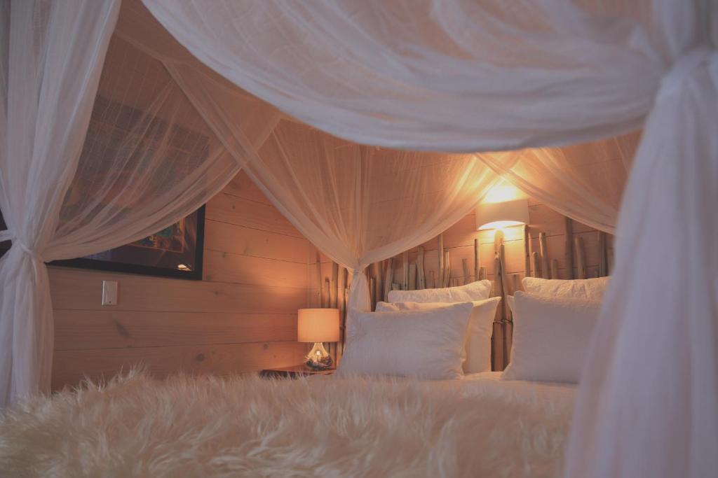 Two Bare Feet - Resim 25