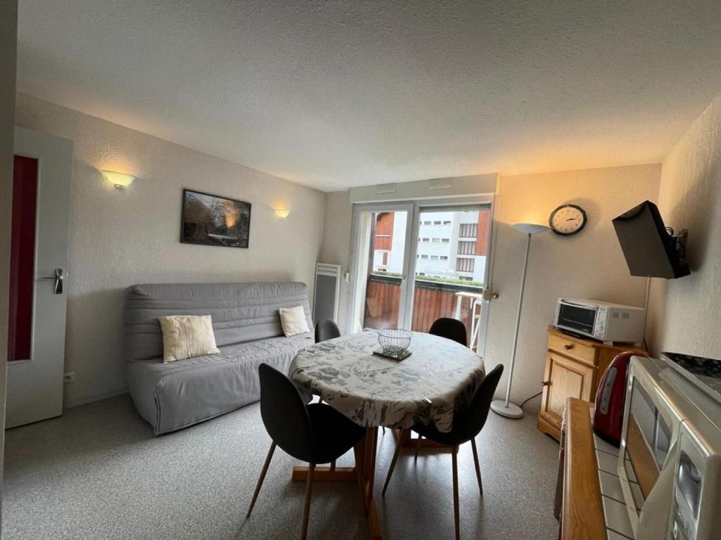 un salon avec une table et un canapé dans l'établissement Résidence Le Vignemale - APPARTEMENT 4-6 personnes Résidence VIGNEMALE MAE-4821, à Saint-Lary-Soulan