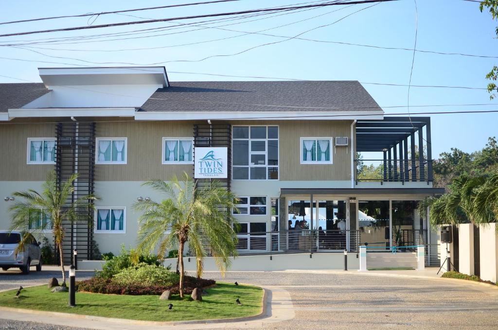 ein Gebäude mit einem M-Schild davor in der Unterkunft Twin Tides Panglao in Panglao