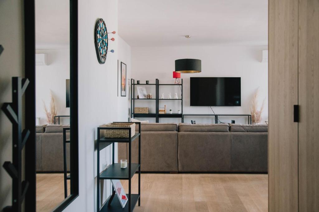 Телевизор и/или развлекательный центр в Engadin Newly designed 1BDR